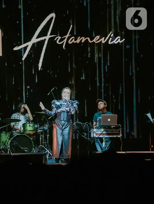 Penampilan penyanyi Reza Artamevia dalam Festival Tamagochill di Tennis Indoor Senayan, Jakarta, Jumat (22/11/2019). Reza mengobati rindu para penggemar dengan membawakan sejumlah lagu hits di antaranya Berharap Tak Terpisah, Satu yang Tak Bisa Lepas, dan Pertama. (Liputan6.com/Faizal Fanani)