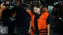NG Fenny saat akan masuk gedung KPK untuk menjalani pemeriksaan lanjutan terkait dugaan penyuapan Hakim MK, Patrialis Akbar, Jakarta, Senin (30/1). Pemeriksaan ini merupakan pemeriksaan perdana NG Fenny. (Liputan6.com/Helmi Fithriansyah)