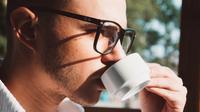 Ilustrasi pria minum kopi (Dok.Unsplash)
