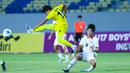 Pemain Timnas Malaysia, Dawud lmran Bin Rozlin, menendang bola saat berebut bola dengan Timnas Indonesia U-17, Girly Andrade Guevara, pada laga kedua Grup A Piala AFF U-17 2026 di Stadion Gelora Joko Samudro, Gresik, Jawa Timur, Kamis (16/4/2026) malam. (Bola.com/M Iqbal Ichsan)