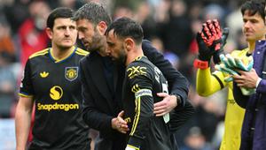 Pelatih sementara Manchester United asal Inggris, Michael Carrick, memberi selamat kepada gelandang Manchester United asal Portugal bernomor punggung 08, Bruno Fernandes, setelah pertandingan Liga Inggris antara Sunderland dan Manchester United di Stadion of Light di Sunderland, timur laut Inggris, pada 9 Mei 2026. (ANDY BUCHANAN/AFP)