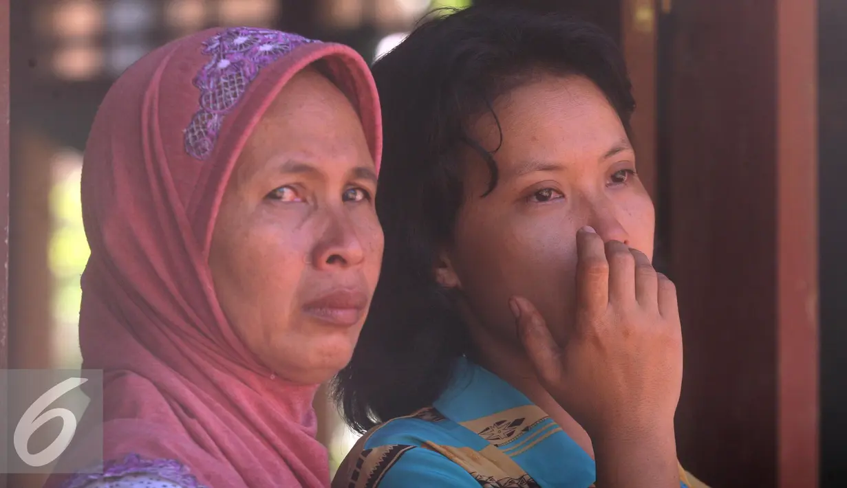 Sejumlah kerabat ikut menyaksikan proses pencarian korban tanah longsor di Desa Caok, Purworejo, Jawa Tengah, Senin (20/6). Proses evakuasi terus dilakukan karena diduga masih ada korban yang belum ditemukan. (Liputan6.com/Boy Harjanto)