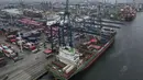 Surplus tersebut ditopang oleh kinerja perdagangan non-migas yang mencatat surplus sebesar 4,60 miliar dollar AS. Tampak foto udara menunjukkan aktivitas bongkar muat peti kemas di Jakarta International Container Terminal, pada Rabu 4 Februari 2026. (BAY ISMOYO/AFP)