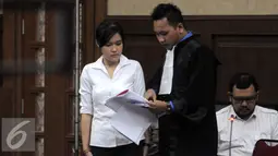 Jessica Kumala Wongso berdiskusi dengan penasehat hukumnya ketika menjalani sidang lanjutan di Pengadilan Negeri Jakarta Pusat, Jakarta, Senin(5/9). (Liputan6.com/Helmi Afandi)