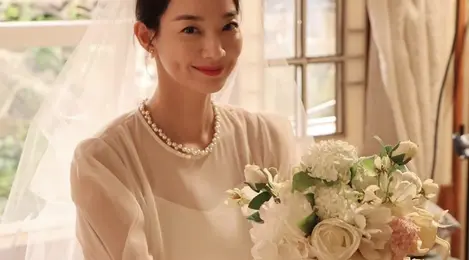 Detail Gaun dan Jas Pernikahan Yoon Hye Jin dan Hong Du Sik di Episode Terakhir Hometown Cha Cha Cha/dok. ament_official