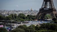 Foto ini menunjukkan sebagian pemandangan Paris dengan Cincin Olimpiade di Menara Eiffel yang diambil dari perangkat France Television di Trocadero, selama Olimpiade Paris 2024, di Paris, pada 31 Juli 2024. (Dok: STEPHANE DE SAKUTIN / AFP)