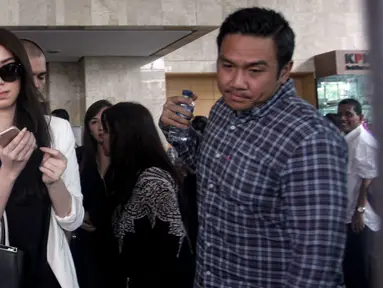 Artis Velove Vexia sekaligus putri pengacara OC Kaligis mendatangi Gedung KPK, Jakarta, Kamis (23/7/2015). Velove akhirnya dapat bertemu dengan ayahnya yang menjadi tersangka kasus dugaan suap tiga Hakim PTUN Medan. (Liputan6.com/Yoppy Renato)