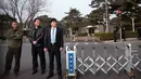 Petugas keamanan berpakaian preman memblokir jalan di depan Wisma Negara Diaoyutai, Beijing, China, Selasa (27/3). Pengamanan tidak biasa ini menimbulkan spekulasi bahwa Pemimpin Korea Utara Kim Jong-un ada di Beijing. (AP Photo/Mark Schiefelbein)