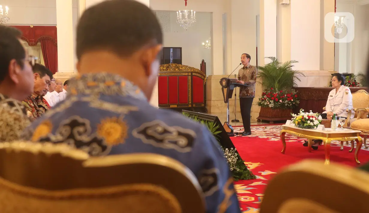 Presiden Joko Widodo bersama Ketua Dewan Pengarah BPIP Megawati Soekarnoputri saat Presidential Lecture Internalisasi dan Pembumian Pancasila di Istana Negara, Jakarta, Selasa (3/12/2019). Jokowi memberikan poin kunci untuk pembumian Pancasila di semua kalangan. (Liputan6.com/Angga Yuniar)