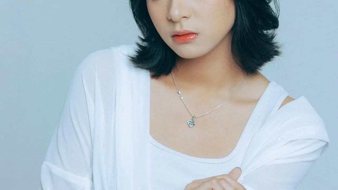 Inspirasi outfit simple dan casual dari Zee JKT48 yang bisa kamu tiru.