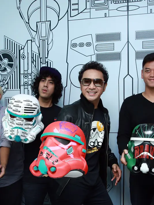 Personel Nidji adalah penggemar berat Star Wars. Hal inilah yang melandasi Disney Indonesia menunjuk Nidji menjadi Campaign Ambassador untuk film Star Wars Rebels session 2 yang mulai tayang di Disney Channel. (Deki Prayoga/Bintang.com)