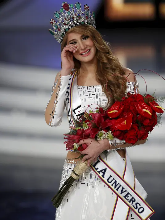 Mariam Habach tampak terharu setelah mengetahui dirinya menjadi pemenang Miss Venezuela 2015 di Caracas, Kamis  (9/10/2015). Habach akan mewakili Venezuela dalam kontes Miss Universe yang rencananya digelar di China nanti. (REUTERS/Marco Bello)