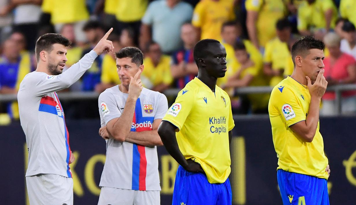 Saat waktu menunjukkan menit 90+10', para pemain Cadiz maupun Barcelona masuk ke ruang ganti. Panitia dan tim medis lantas berfokus untuk menyelesaikan insiden ini di tribun penonton. (AFP/Cristina Quicler)