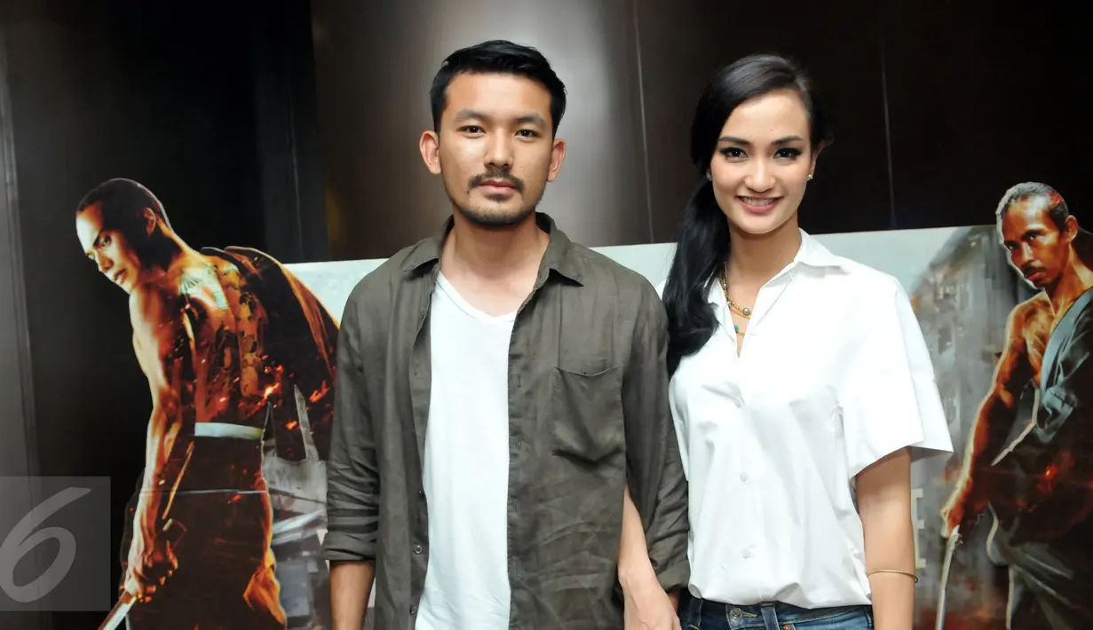 Pasangan artis Rio Dewanto dan Atiqah Hasiholan berpose saat press screening film Yakuza Apocalypse di kawasan Semanggi, Jakarta Pusat, Senin (29/6/2015). (Liputan6.com/Panji Diksana)