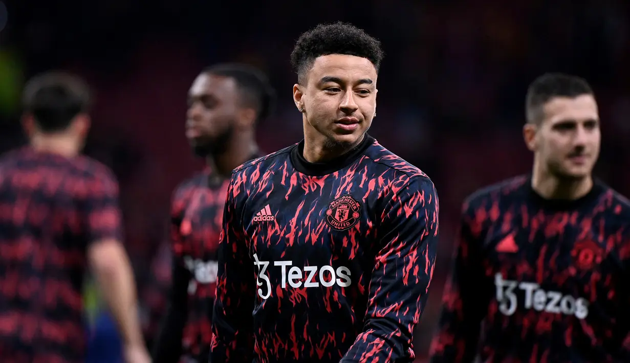 Jesse Lingard. Gelandang serang Inggris berusia 29 tahun ini berstatus tanpa klub usai kontraknya habis bersama Manchester United, klub yang telah dibelanya sejak remaja dan menjadi bagian Akademi Manchester United mulai 2008/2009. Ia total tampil dalam 231 laga di semua ajang bareng MU dengan torehan 35 gol dan 21 assist. Ia sempat dipinjamkan beberapa kali ke sesama klub Liga Inggris, seperti Birmingham, Brighton, Derby County dan terakhir West Ham United. Klub terakhir inilah yang siap menampungnya usai tak lagi memperkuat Setan Merah di awal musim 2022/2023. (AFP/Oscar Del Pozo)