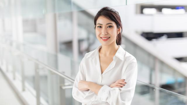 mandiri dewasa bahagia karier kemeja putih rapi