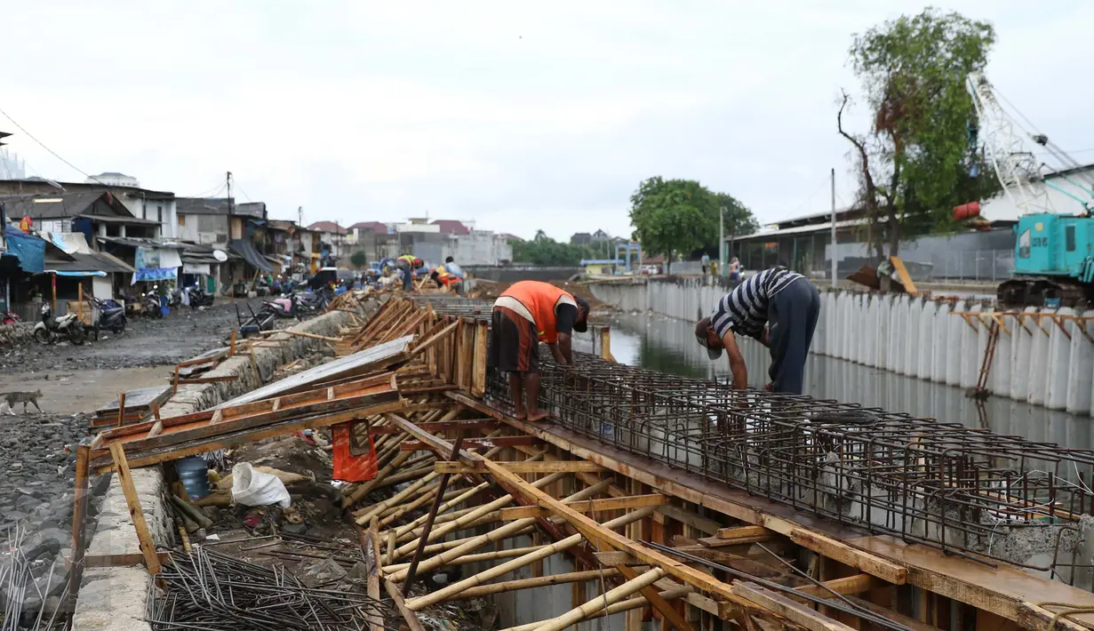 Pekerja menyelesaikan pembangunan turap Kali Gendong di Penjaringan, Jakarta, Senin (10/10). Normalisasi kawasan bantaran kali Gendong saat ini terus dikerjakan sebagai bagian dari normalisasi kawasan Waduk Pluit. (Liputan6.com/Gempur M Surya)