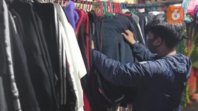 Pedagang pakaian bekas atau Cakar di Pasar Terong (Liputan6.com/Eka Hakim)