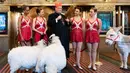 Kardinal Timothy Dolan berada di Radio City Music Hall untuk memberkati hewan-hewan yang membintangi adegan Natal Spektakuler Natal Rockettes - sebuah tradisi yang dimulai pada tahun 1933. (AP Photo/Peter K. Afriyie)