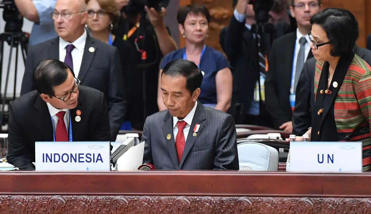 Presiden RI Joko Widodo bersama Menkeu Sri Mulyani dan Seskab Pramono Anung saat menghadiri KTT G20 di Hangzhou di Tiongkok, (4/9). KTT G20 mengangkat isu tiga pilar yakni inovasi, revolusi industri baru, dan ekonomi digital. (Setpres/Bey Machmudin)