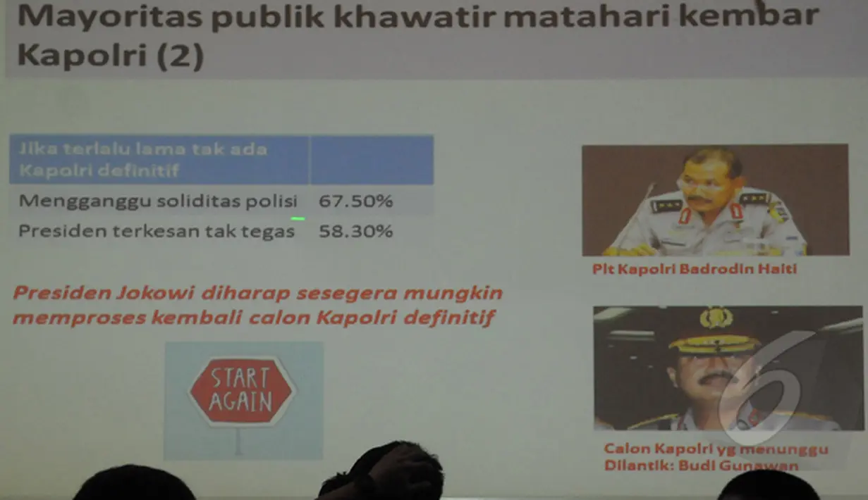 LSI memperlihatkan sebuah slide yang berisi kekhawatiran publik tentang adanya kemungkinan matahari kembar di Polri, Jakarta, Selasa (20/1//2015). (Liputan6.com/Herman Zakharia)