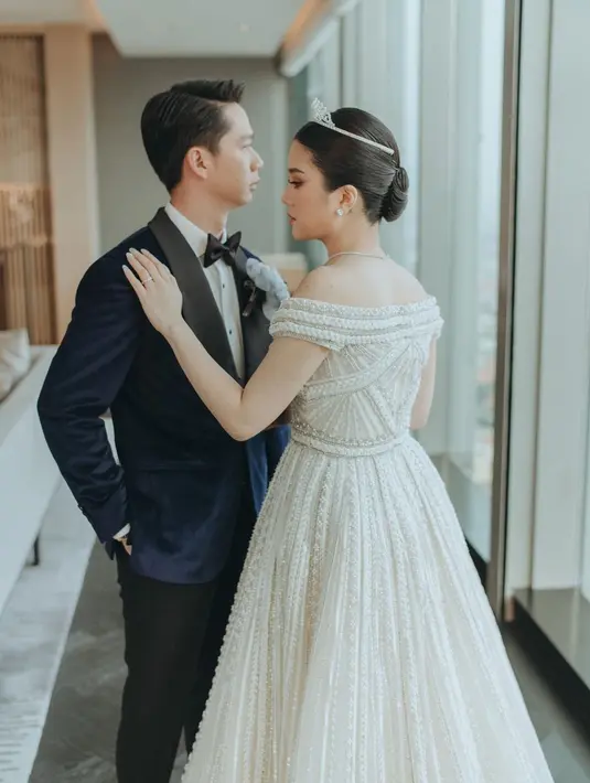 Untuk gaun ini, Valencia juga menyesuaikan gaya rambutnya. Ditata dengan sleek look, digulung low-bun, Valencia tampil bak princess di dunia nyata mengenakan tiara kecil sebagai headpiece. Foto: Instagram.