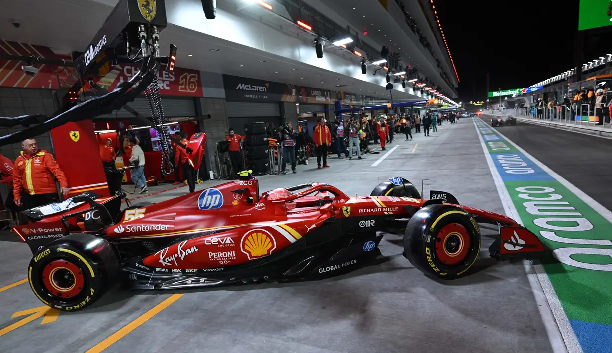 Formula 1 GP Las Vegas menjadi salah satu dari tigas seri balap yang digelar di Negeri Paman Sam selain GP Miami dan Amerika Serikat. Tampak dalam foto, pembalap Ferrari asal Spanyol, Carlos Sainz Jr keluar dari garasi saat sesi latihan pertama untuk Grand Prix Formula 1 Las Vegas pada 21 November 2024 di Las Vegas, Nevada. (Patrick T. Fallon/AFP)