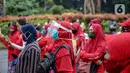 Massa yang tergabung dalam Serikat Rakyat Miskin Indonesia (SRMI) berunjuk rasa di kawasan Patung Kuda, Jakarta, Selasa (27/10/2020). Dalam aksi tersebut massa menuntut pencabutan Omnibus Law Undang-Undang Cipta Kerja yang dianggap merugikan masyarakat miskin. (Liputan6.com/Faizal Fanani)