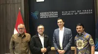 Menteri Perdagangan (Mendag) Zulkifli Hasan bertemu dengan CEO of MD Entertainment Manoj Punjabi di Kantor Kemendag, Jakarta, Rabu (1/11/2023).(elza/Liputan6.com)