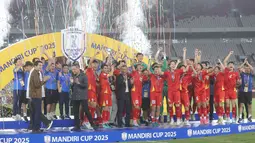 Pemain Timnas Vietnam U-23 melakukan selebrasi di atas podium setelah memastikan diri menyandang gelar juara Piala AFF U-23 2025 di SUGBK, Jakarta, Selasa (29/7/2025) malam. (Bola.com/M Iqbal Ichsan)