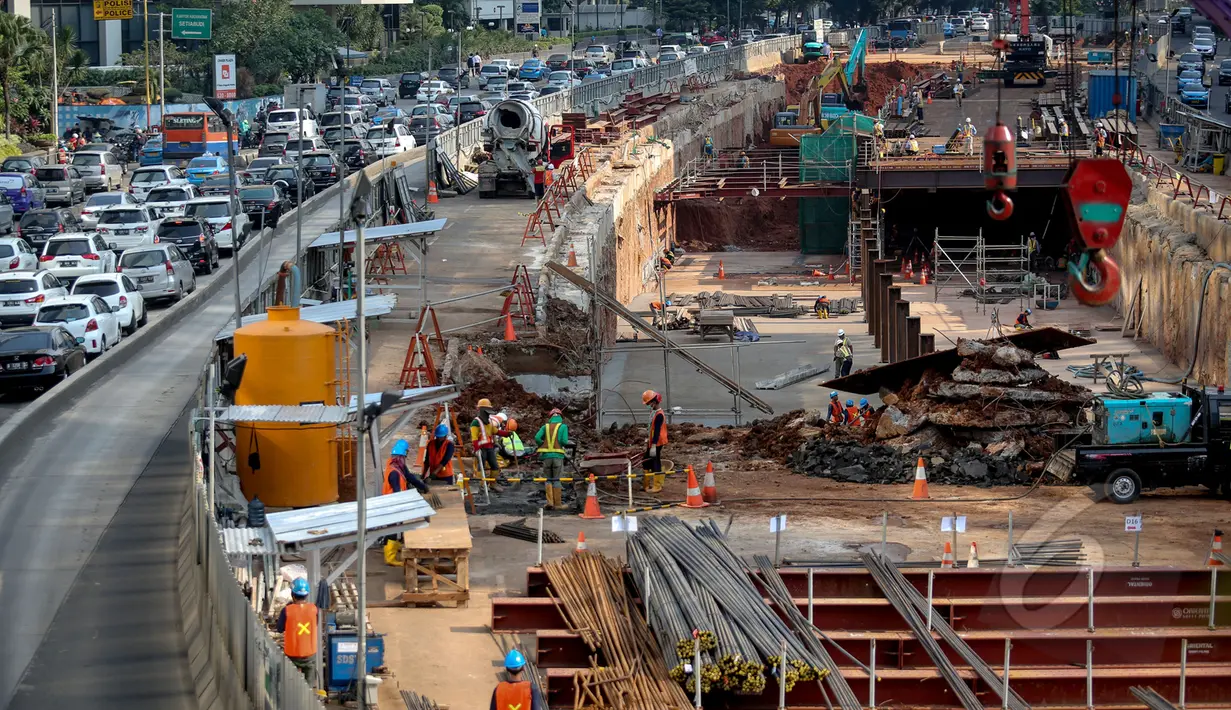 Pekerja melakukan aktivitas pembangunan jalur bawah tanah (terowongan) Mass Rapid Transit (MRT) di Jakarta, Kamis (7/5/2015). Pembangunan terowongan ini secara keseluruhan sudah mencapai 15 persen. (Liputan6.com/Faizal Fanani)