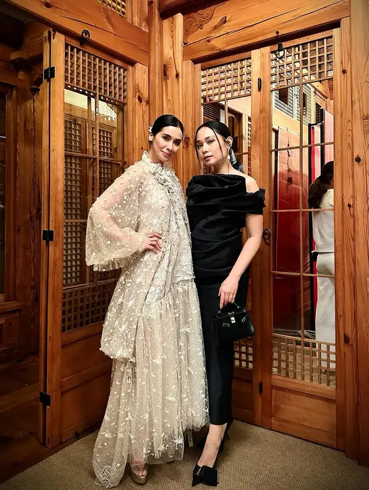 Dipulas MUA Ryan Ogilvy, Marsha Timothy tampil dengan wajah flawless bergaya soft glam look [@marshatimothy]