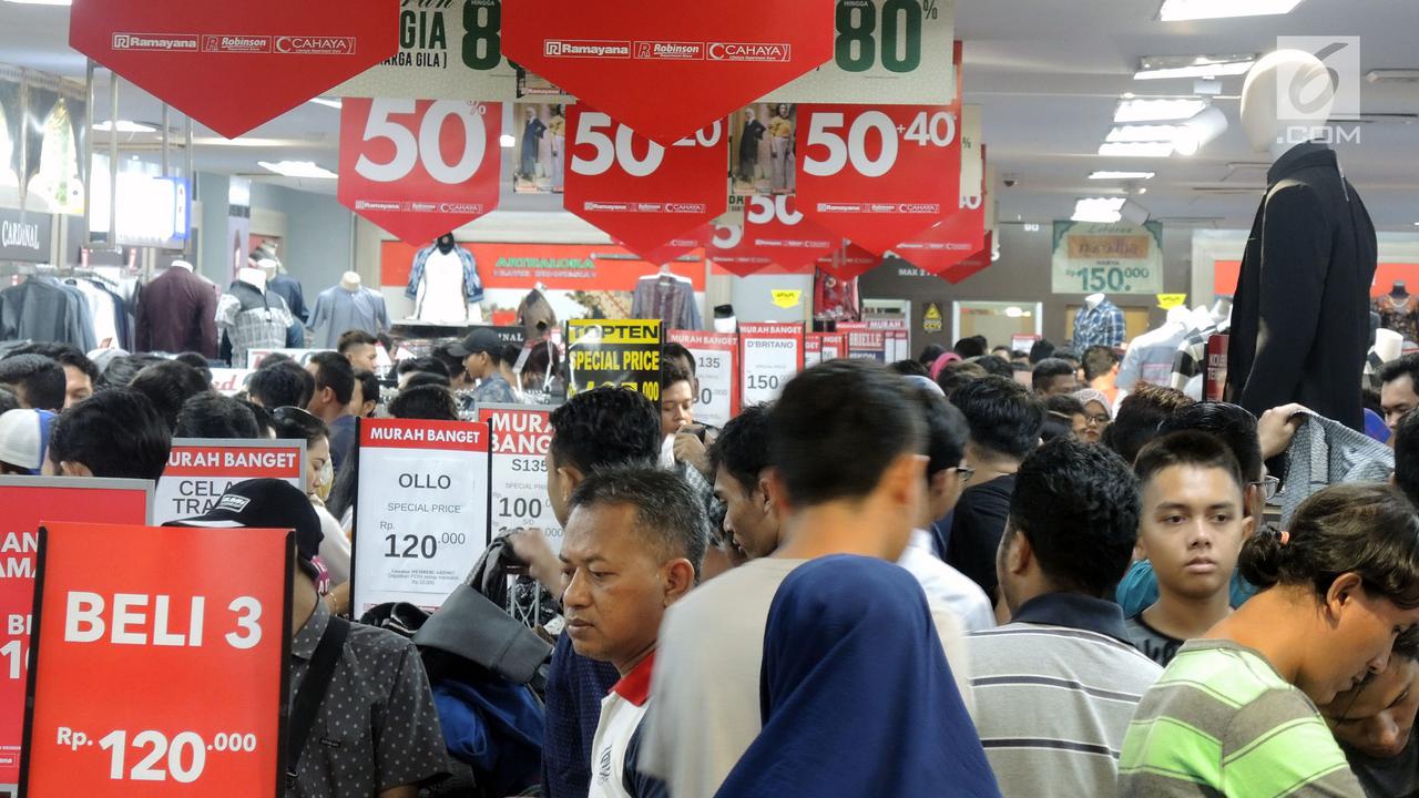 Pusat Perbelanjaan Diserbu Pengunjung