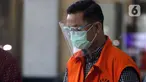 Mantan Menteri Sosial, Juliari P Batubara berjalan meninggalkan Gedung KPK usai menjalani pemeriksaan, Jakarta, Jumat (5/3/2021). Juliari Batubara diperiksa sebagai tersangka suap pengadaan paket bantuan sosial penanganan COVID-19 untuk wilayah Jabodetabek 2020. (Liputan6.com/Helmi Fithriansyah)