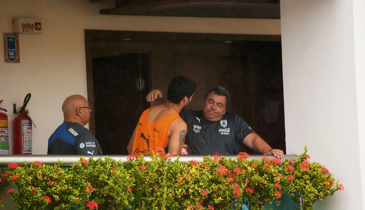 FIFA menjatuhkan sanksi larangan tampil kepada Luis Suarez dalam sembilan pertandingan internasional dan melarang terlibat dalam semua aktivitas sepak bola selama empat bulan akibat menggigit Giorgio Chiellini, Rabu (26/6/14). (REUTERS/Leo Carioca)