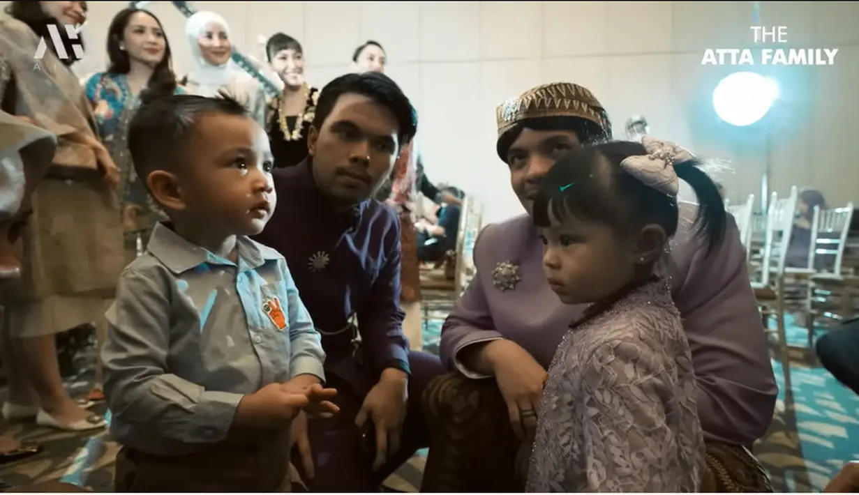 Momen Baby Ameena saat ketemu dengan Rayyanza, anak kedua Raffi Ahmad dan Nagita Slavina.  Dua anak artis ini kerap menarik perhatian. [Youtube/AH]