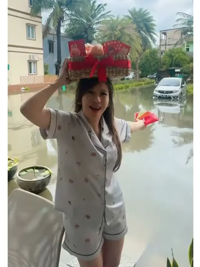 6 Potret Rumah Cherly Juno Kebanjiran di Momen Imlek, Terpeleset saat Bawa Angpao