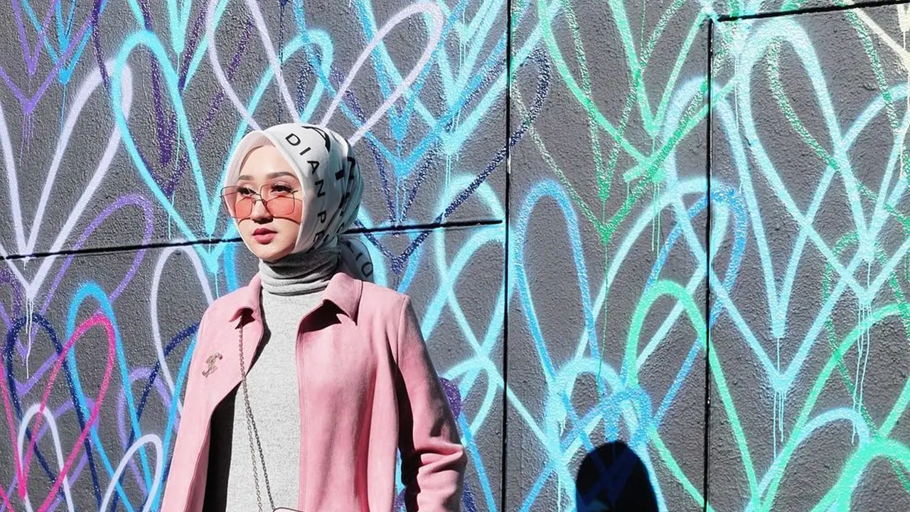 FOTO: Inspirasi Gaya Hijab Dian Pelangi, Simpel Namun Tetap Elegan