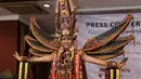 National costume karya Dynand Fariz ini terinspirasi dari salah satu kekayaan budaya tertua di Indonesia dari Tanah Toraja.  Kostum ini seolah mengajak orang datang ke Indonesia, untuk mengetahui bagaimana kemisteriusan Toraja. (Andy Masela/Bintang.com)