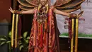 National costume karya Dynand Fariz ini terinspirasi dari salah satu kekayaan budaya tertua di Indonesia dari Tanah Toraja.  Kostum ini seolah mengajak orang datang ke Indonesia, untuk mengetahui bagaimana kemisteriusan Toraja. (Andy Masela/Bintang.com)