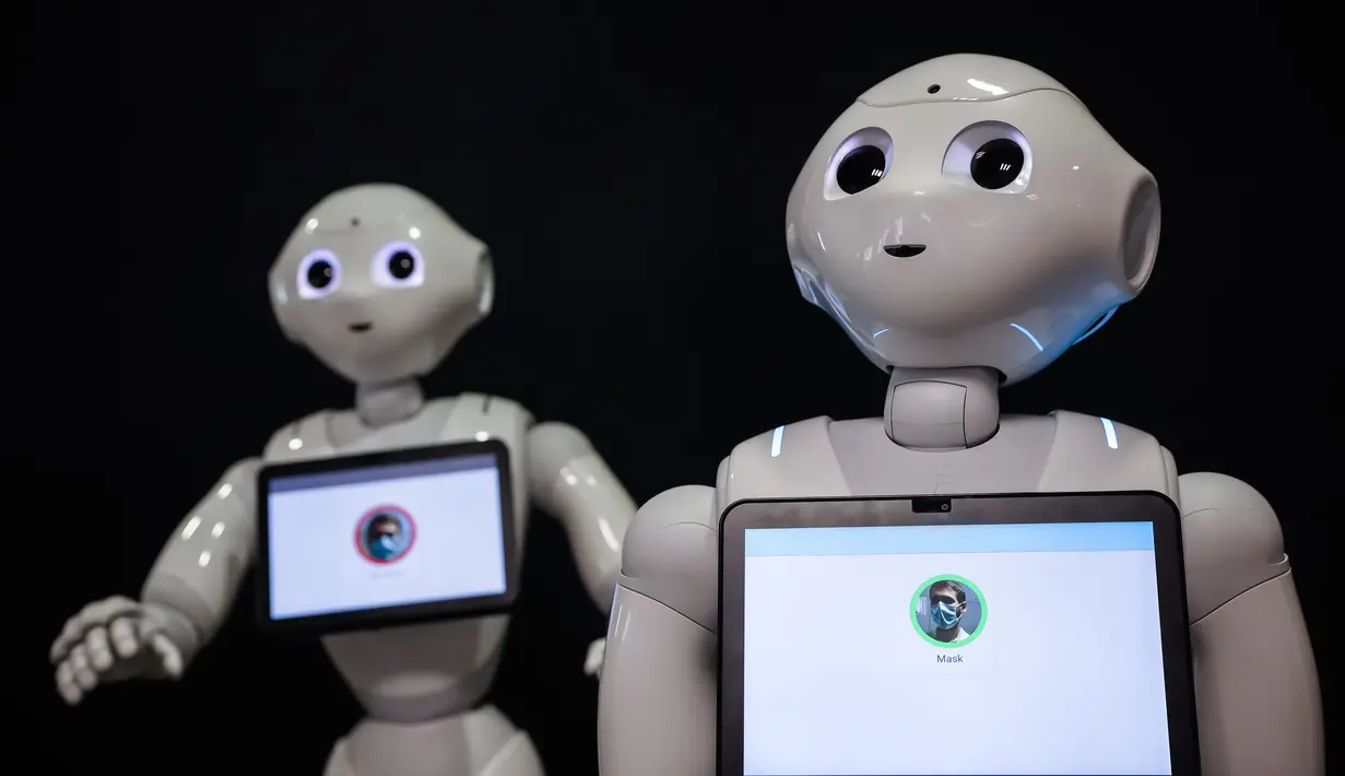 Robot-robot Pepper terlihat di SoftBank Robotics di Paris, Prancis (10/9/2020). Dengan fitur baru, robot Pepper mampu mendeteksi apakah orang-orang memakai masker, dan jika ada yang tidak memakai masker, dia akan memerintahkan mereka untuk memakainya. (Xinhua/Aurelien Morissard)
