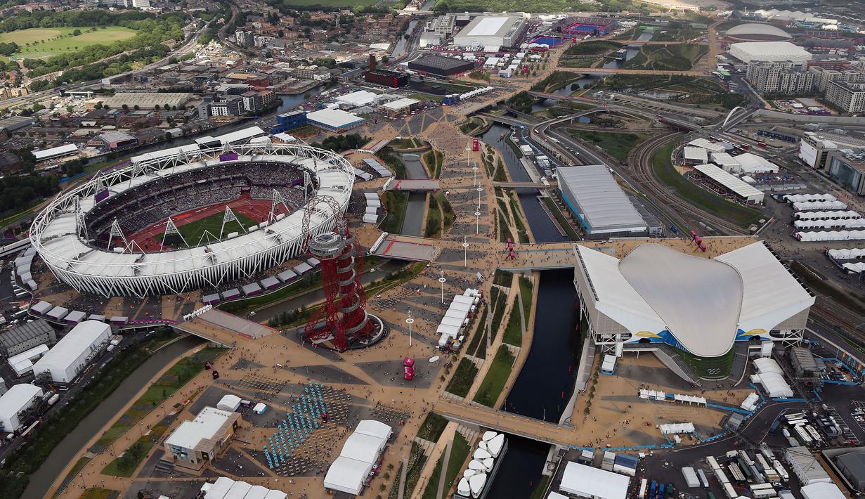Foto udara Stadion Olimpiade London 2012 yang diambil pada 3 Agustus 2012 shows. Stadion yang mampu menampung 80.000 penonton tersebut kini menjadi kandang bagi West Ham United. (AFP/Pool/Jieff J Mitchell)