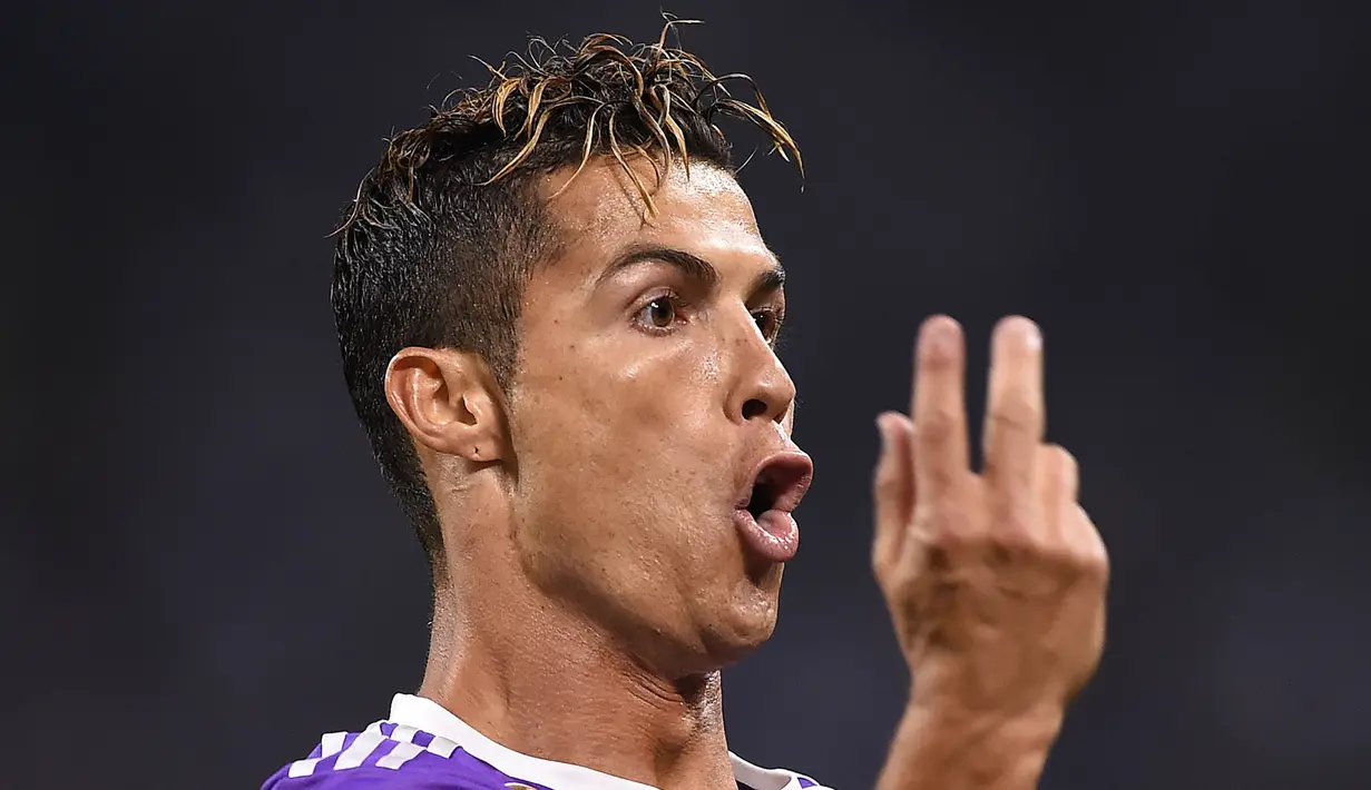 Bintang Real Madrid, Cristiano Ronaldo, merayakan gol yang dicetaknya ke gawang Juventus pada laga Liga Champions di Stadion The Principality, Cardiff, Sabtu (3/6/2017). (AFP/Filippo Monteforte)