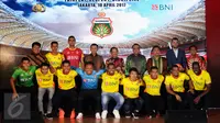 Kapolri, Jenderal Tito Karnavian (tengah belakang) berfoto bersama punggawa Bhayangkara FC saat peluncuran tim di Jakarta. Senin (10/4). Bhayangkara FC akan mengarungi Liga 1 Indonesia musim 2017. (Liputan6.com/Helmi Fithriansyah)