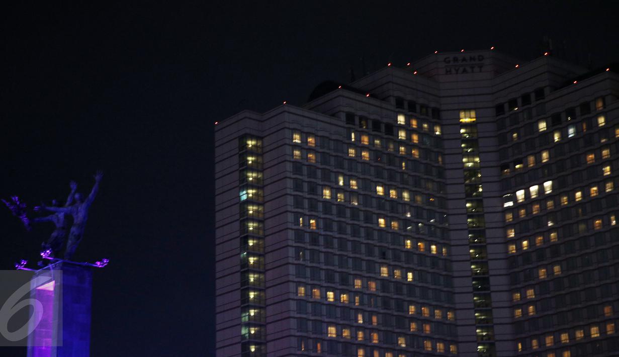 Monumen Selamat Datang dan gedung di kawasan Bundaran HI, Jakarta, terlihat padam saat gerakan Earth Hour 2016, Sabtu (19/3). Pemadaman serentak pada pukul 20.30 hingga 21.30 WIB itu sebagai peringatan Hari Bumi (Earth Hour). (Liputan6.com/Faizal Fanani)