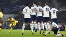 Pemain Fulham, Bobby Decordova-Reid, melepaskan tendangan saat melawan Tottenham Hotspur pada laga Liga Inggris di London, Rabu (13/1/2021). Kedua tim bermain imbang 1-1. (Shaun Botterill/Pool via AP)