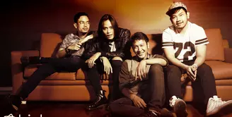 Grup band Barris yang digawangi oleh Dimas Anggara, Satrio Heroji, Andra Ranandra dan Tosan Iqbal memutuskan untuk bersatu lantaran berawal dari memiliki kecintaan yang sama dalam bermusik, (Andy Masela/Bintang.com)