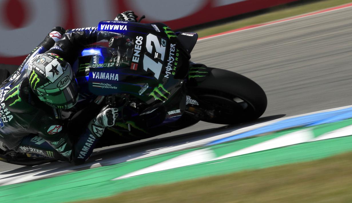 Pebalap Yamaha, Maverick Vinales, saat beraksi pada MotoGP Belanda di Sirkuit Assen, Belanda, Minggu (30/6/2019). Vinales sukses menjadi juara dengan catatan waktu 40 menit 55,415 detik. (AP//Peter Dejong)