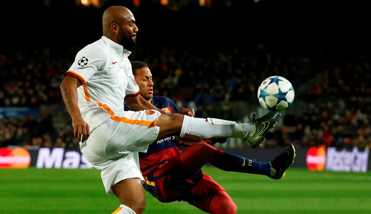 Pemain Barcelona, Neymar (kanan), berebut bola dengan pemain AS Roma, Maicon, dalam laga Grup E Liga Champions di Stadion Camp Nou, Barcelona, Rabu (25/11/2015) dini hari WIB. (Reuters/Albert Gea)