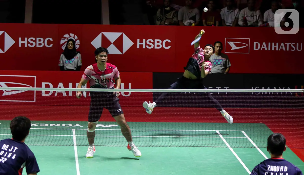 Pebulu tangkis ganda putra Indonesia Leo Rolly Carnando/Daniel Marthin saat bertanding melawan He Ji Ting/Zhou Hao Dong dari China dalam pertandingan babak final Indonesia Masters 2023 di Istora Senayan, Jakarta Pusat, Minggu (29/1/2023). Leo Rolly Carnando/Daniel Martin keluar sebagai juara Indonesia Masters 2023 seusai mengandaskan pasangan China, He Ji Ting/Zhou Hao Dong dua game langsung dengan skor 21-17, 21-16.  (Liputan6.com/Herman Zakharia)